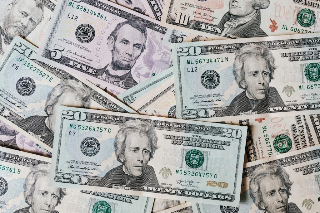 Cartões de Crédito na Sérvia: Comparação entre Banca Intesa, UniCredit e Raiffeisen - Como solicitar cartão de crédito online na Servia?