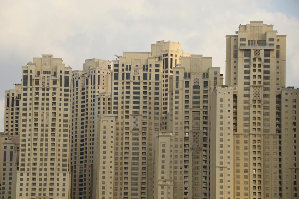 Setores em Alta nos Emirados Árabes Unidos: Como ADNOC, DEWA e Dubai Duty Free Estão Transformando o Mercado de Trabalho - Melhores oportunidades de emprego nos Emirados Arabes Unidos