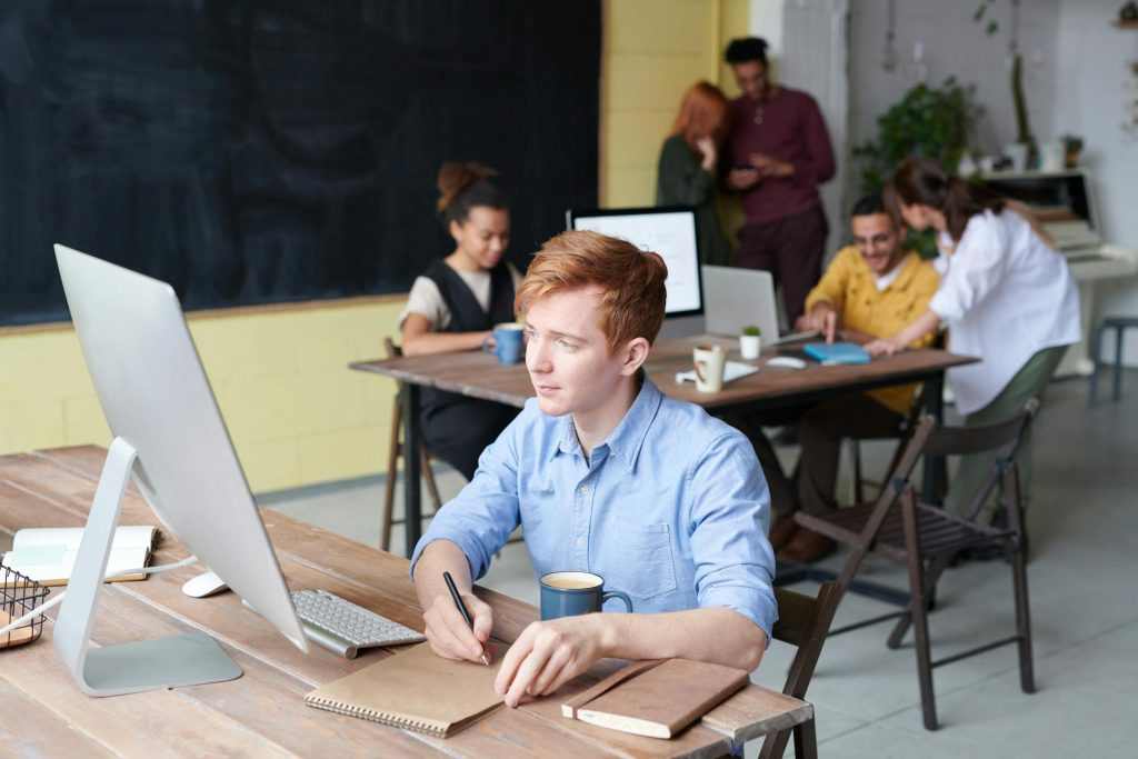 Inovação e sustentabilidade: as promessas de emprego nas empresas líderes como Airbus, Renault e Danone até 2026 - Melhores oportunidades de emprego em 2026 na França